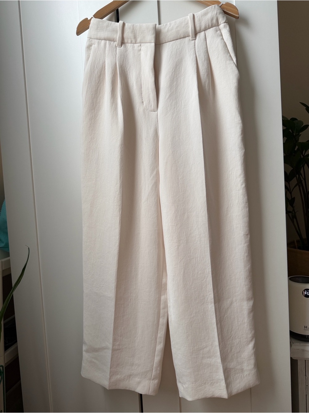 Aritzia Cropped Effortless Pants in light birch